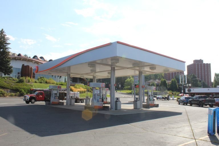 An Image of Four Star Supply Pullman 76 Store Exterior Gas Pump