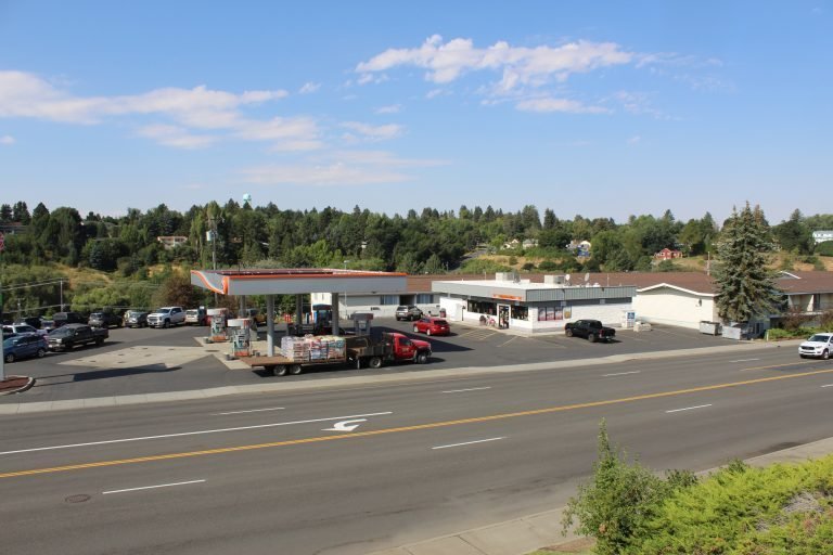 An Image of Four Star Supply Pullman 76 Store Full Exterior